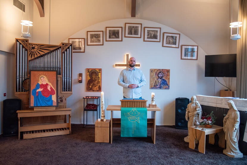 Pastor Reniér Smeets in het stiltecentrum van Veldzicht